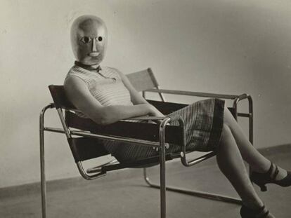 Una mujer posa en 1926 con una máscara de Oskar Schlemmer sobre la silla Wassily, de Marcel Breuer. En vídeo, el centenario de la Bauhaus en dos minutos.