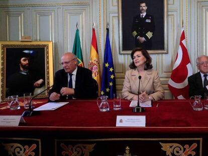 El ministro de Negocios Extranjeros de Portugal, Augusto Santos Silva (izquierda), la vicepresidenta del Gobierno, Carmen Calvo, y el historiador José Álvarez Junco. En vídeo, declaraciones de Calvo.