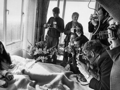 John Lennon y Yoko Ono, en la suite del hotel Hilton de Ámsterdam donde unos periodistas holandeses grabaron un documental, encontrado 50 años después.