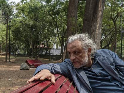 Gabriel Orozco descansa en una banca del bosque de Chapultepec.