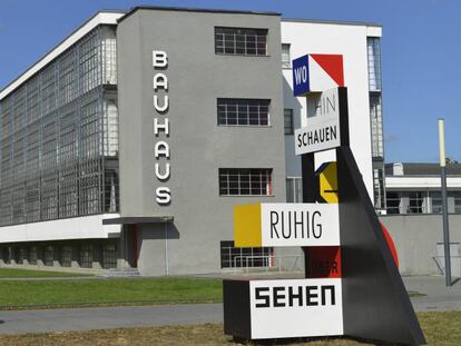 Foto: Sede de la escuela de arquitectura y diseño Bauhaus en Dessau (Alemania). Vídeo: el centenario de la Bauhaus en dos minutos.