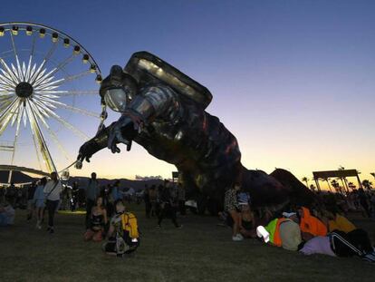 La noria de Coachella y una escultura móvil. En el vídeo, la actuación de Rosalía.