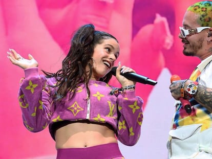 J Balvin y Rosalía cantan 'Con altura' en Coachella.