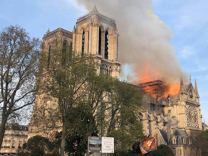 Notre Dame, pasto de las llamas en París. En vídeo, la estructura de la catedral permanece casi intacta.