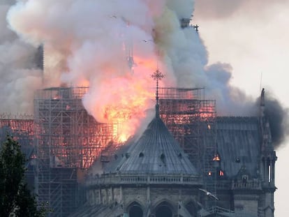 En vídeo, vista del incendio en la catedral de Notre Dame de París, este lunes.