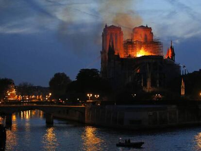 El fuego devora la catedral de Notre Dame, este lunes en París. En vídeo, 800 años de historia de la catedral.