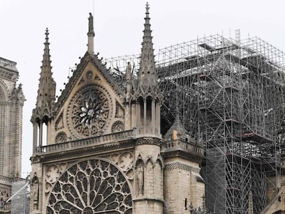 La catedral de Notre Dame, la mañana de hoy martes, después de que los bomberos anunciaran que el incendio quedaba controlado. En vídeo, la estructura de la catedral permanece intacta.