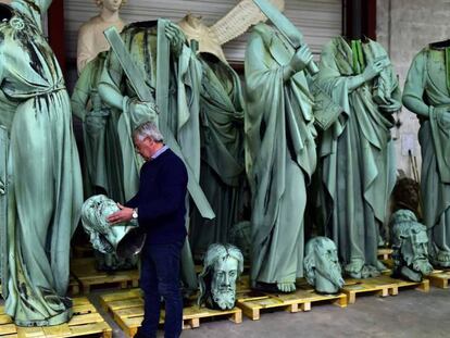 Patrick Palem, experto en restauración, sostiene la cabeza de una de las estatuas colocadas en los tejados de Notre Dame y que se sacaron para su restauración antes del incendio.