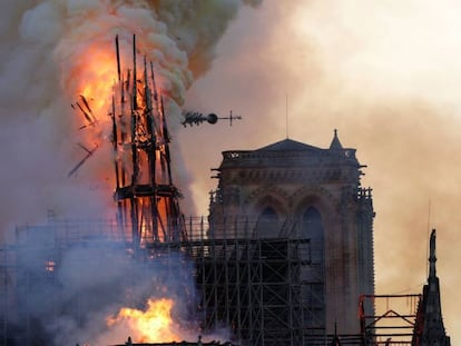 En vídeo, el momento en que el pináculo de la catedral se viene abajo este lunes.