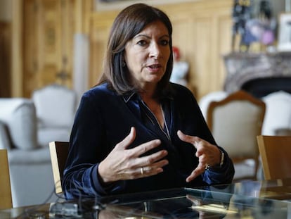 La alcaldesa de París, Anne Hidalgo, posa en su oficina en París ayer miércoles. En vídeo, sus declaraciones tras el incendio.