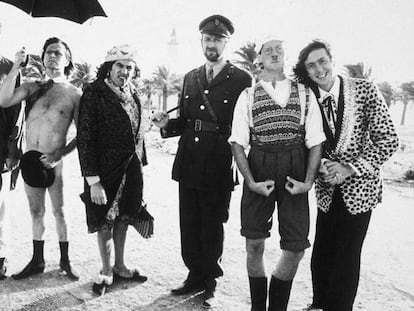 Desde la izquierda, John Cleese, Terry Gilliam, Terry Jones, Graham Chapman, Michael Palin y Eric Idle, en el rodaje en Túnez de 'La vida de Brian'.