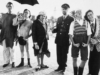 Desde la izquierda, John Cleese, Terry Gilliam, Terry Jones, Graham Chapman, Michael Palin y Eric Idle, en el rodaje en Túnez de 'La vida de Brian'.