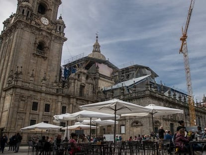 FOTO: Obras de restauración en la fachada posterior de la Catedral de Santiago. / VÍDEO: ¿Están a salvo nuestras catedrales?