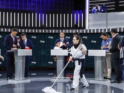 Los candidatos Pablo Casado, Pedro Sánchez, Albert Rivera y Pablo Iglesias, en el plató de RTVE momentos antes del inicio del primer debate electoral. Victor J. Blanco GTRES