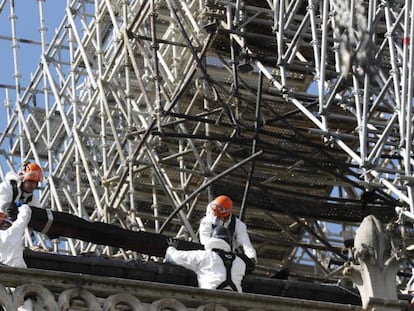 Obreros instalan protecciones en la catedral de Notre Dame. En vídeo, imágenes de la catedral.