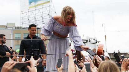 Taylor Swift sorprende a sus fans con una aparición este jueves, en Nashville (Tennessee). En vídeo, Taylor Swift regresa con 'Me!', su nuevo éxito pegadizo.