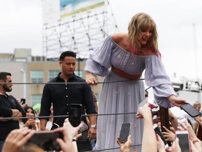 Taylor Swift sorprende a sus fans con una aparición este jueves, en Nashville (Tennessee). En vídeo, Taylor Swift regresa con 'Me!', su nuevo éxito pegadizo.