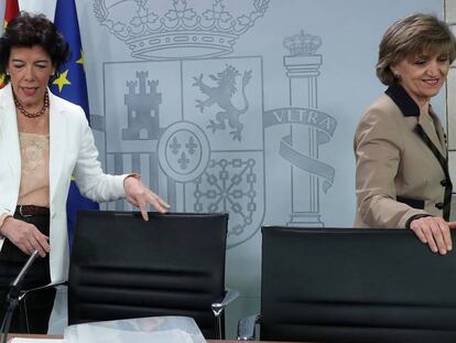 La portavoz del Gobierno y ministra de Educación, Isabel Celaá (izquierda), y la ministra de Sanidad, María Luisa Carcedo, en la rueda de prensa posterior al Consejo de Ministros este viernes.