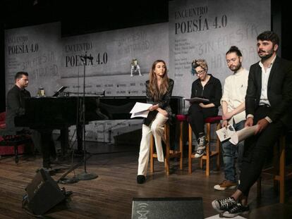 Desde la izquierda, el pianista César Ausejo y los poetas Loreto Sesma, Ana Elena Pena, David Galán y Miguel Gane, el jueves pasado en una actuación en el Teatro Real. En vídeo, entrevista a la poeta Elvira Sastre (5-04-2019).