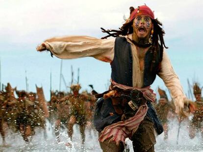 Johnny Depp, en un fotograma de la película 'Piratas del Caribe: en el fin del mundo'. En vídeo, el tráiler de la película.