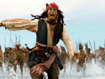 Johnny Depp, en un fotograma de la película 'Piratas del Caribe: en el fin del mundo'. En vídeo, el tráiler de la película.