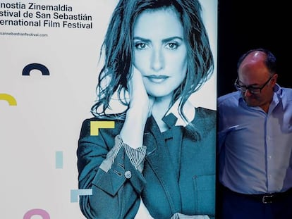 FOTO: El director del Festival Internacional de Cine de San Sebastián, José Luis Rebordinos, presenta el cartel del próximo festival de San Sebastián de cine, con un retrato de Penélope Cruz. / VÍDEO: Declaraciones de Rebordinos, este viernes.