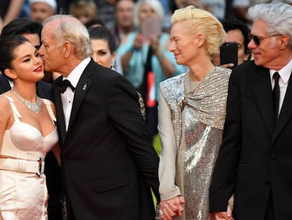 Bill Murray besa a Selena Gomez, en presencia de Tilda Swinton y Jim Jarmusch (d). En vídeo, declaraciones del jurado de Cannes.