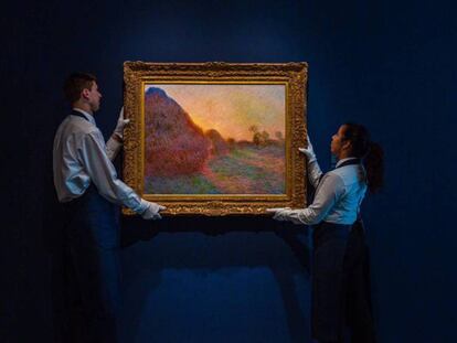 Dos operarios de Sotheby's con 'Meules', de Claude Monet. En vídeo, el vicepresidente de Sotheby's analiza la obra.