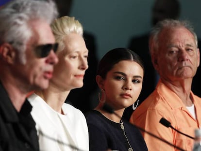 Desde la izquierda, Jim Jarmusch, Tilda Swinton, Selena Gómez y Bill Murray, en la rueda de prensa de 'Los muertos no mueren'. En vídeo, tráiler de la película.