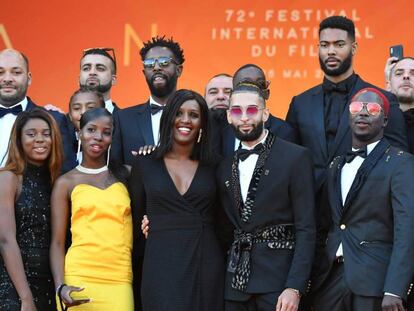 El reparto de 'Los miserables', con su director, Ladj Ly (con gafas de sol en segunda fila). En vídeo, el tráiler de la película 'Los muertos no mueren'.