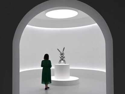 'Rabbit', de Jeff Koons, expuesto en Christie's, en Nueva York, antes de su venta. En vídeo, declaraciones del presidente de arte de postguerra y contemporáneo, Alex Rotter.