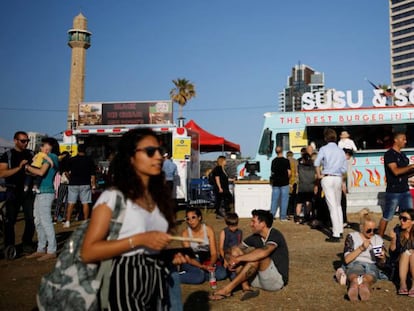 El minarete de una mezquita asoma tras la zona de ocio de Eurovisión en Tel Aviv. En vídeo, dónde ver la final del festival este sábado.