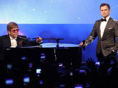 Elton John y Taron Egerton, en la gala de presentación de la película 'Rocketman'. En vídeo, el tráiler de la película.
