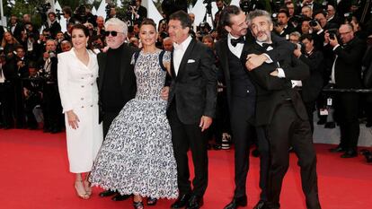 Desde la izquierda, los actores Nora Navas, Pedro Almodóvar, Penélope Cruz, Antonio Banderas, Asier Etxeandia y Leonardo Sbaraglia, a la entrada de la proyección de 'Dolor y gloria' el viernes en Cannes. En vídeo, el paso de los actores por la alfombra roja.