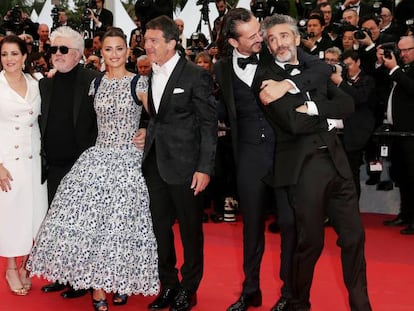 Desde la izquierda, los actores Nora Navas, Pedro Almodóvar, Penélope Cruz, Antonio Banderas, Asier Etxeandia y Leonardo Sbaraglia, a la entrada de la proyección de 'Dolor y gloria' el viernes en Cannes. En vídeo, el paso de los actores por la alfombra roja.