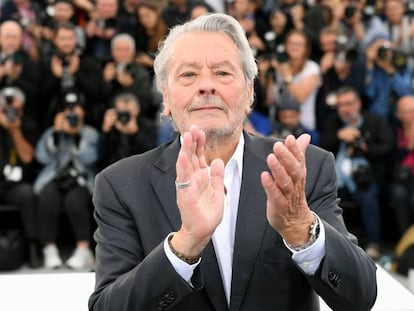 En vídeo, Alain Delon recibe la Palma de Oro Honorífica de Cannes.