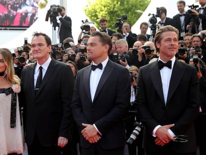 El cineasta Quentin Tarantino posa para los medios delante de los actores estadounidenses Brad Pitt y Leonardo DiCaprio, en Cannes. En vídeo, el tráiler de la película.