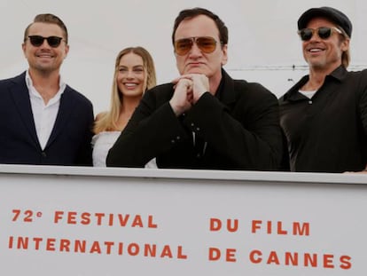 Leonardo DiCaprio, Margot Robbie, Quentin Tarantino y Brad Pitt, antes de su rueda de prensa en Cannes. En vídeo, Carlos Boyero, crítico de cine de EL PAÍS, analiza 'Érase una vez en... Hollywood'.