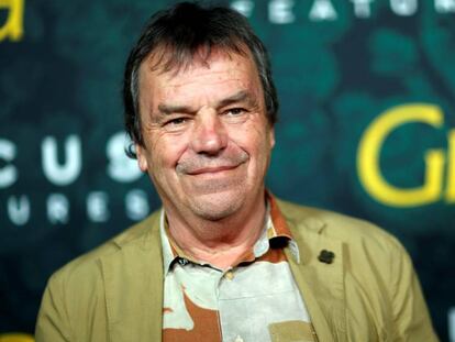 El director Neil Jordan posa en una proyección de 'La viuda' en Los Ángeles. En vídeo, tráiler de la película.