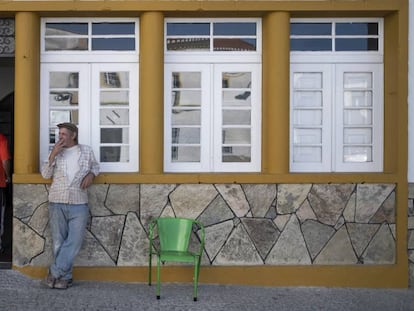 Vecinos de Barrancos, a la puerta del casino (la Sociedad Recreativa Barranquense), junto a la plaza de la Libertad.