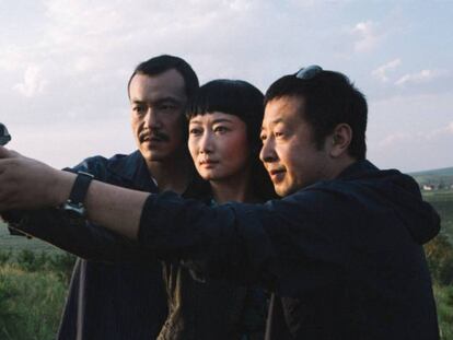 Jia Zhangke, a la derecha, en el rodaje y junto a los actores Liao Fan y Zhao Tao, su esposa en la vida real. En vídeo, tráiler de la película.