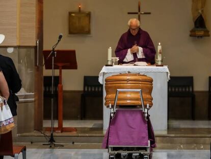 Un momento de la ceremonia de entierro de Chicho Ibáñez Serrador en Granada. En vídeo, la capilla ardiente de Chicho Ibáñez Serrador en Madrid, este sábado.