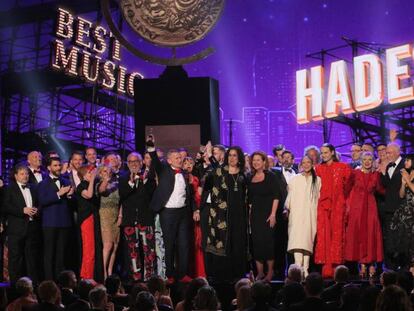 El equipo de 'Hadestown' este domingo, triunfadores en la noche de los Premios Tony. En vídeo, el número del musical en la gala y las declaraciones de la directora al recibir su galardón.