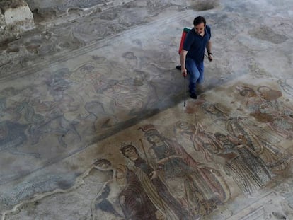 Mosaico que representa el Juicio de Paris y el rapto de Helena, en el 'triclinium' de la villa romana de Noheda, resaltado mediante agua desionizada. En vídeo, el exdueño de la finca reclama 49 millones de euros.