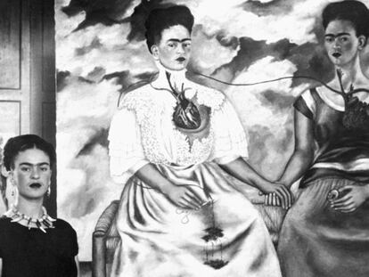 A pintora Frida Kahlo, com sua obra 'As duas Fridas'.