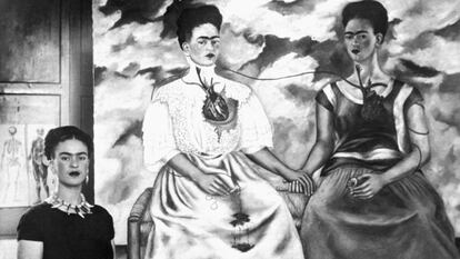 A pintora Frida Kahlo, com sua obra 'As duas Fridas'.