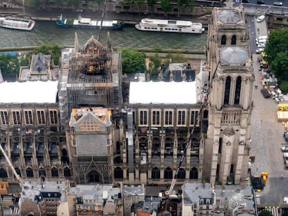 Vista aérea de la catedral de Notre Dame del pasado miércoles, 12 de junio. En vídeo, Notre Dame oficiará su primera misa dos meses después del incendio.