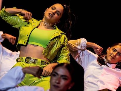 La cantante Rosalía, durante su actuación del pasado viernes en el festival O Son do Camiño, en Santiago de Compostela. En vídeo, México acusa a Carolina Herrera de apropiación cultural.