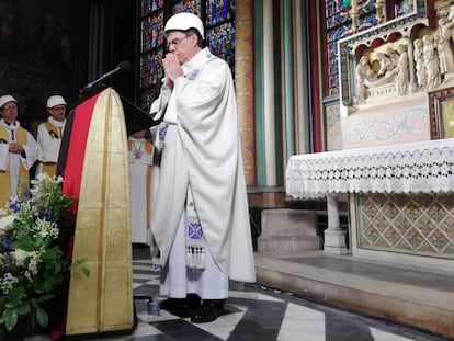 El arzobispo de París, Michel Aupetit, celebra la primera misa en la catedral de Notre Dame tras el incendio. En vídeo, primera misa tras el incendio.