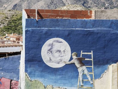 Reproducción del retrato que Buero Vallejo hizo a Miguel Hernández, en un mural en Orihuela (Alicante) en memoria del poeta. En vídeo, Hernández recita la 'Canción del esposo soldado'.